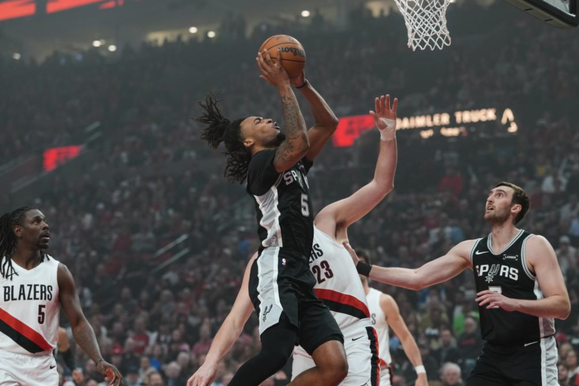 Stephon Castle en una entrada a canasta durante el partido.