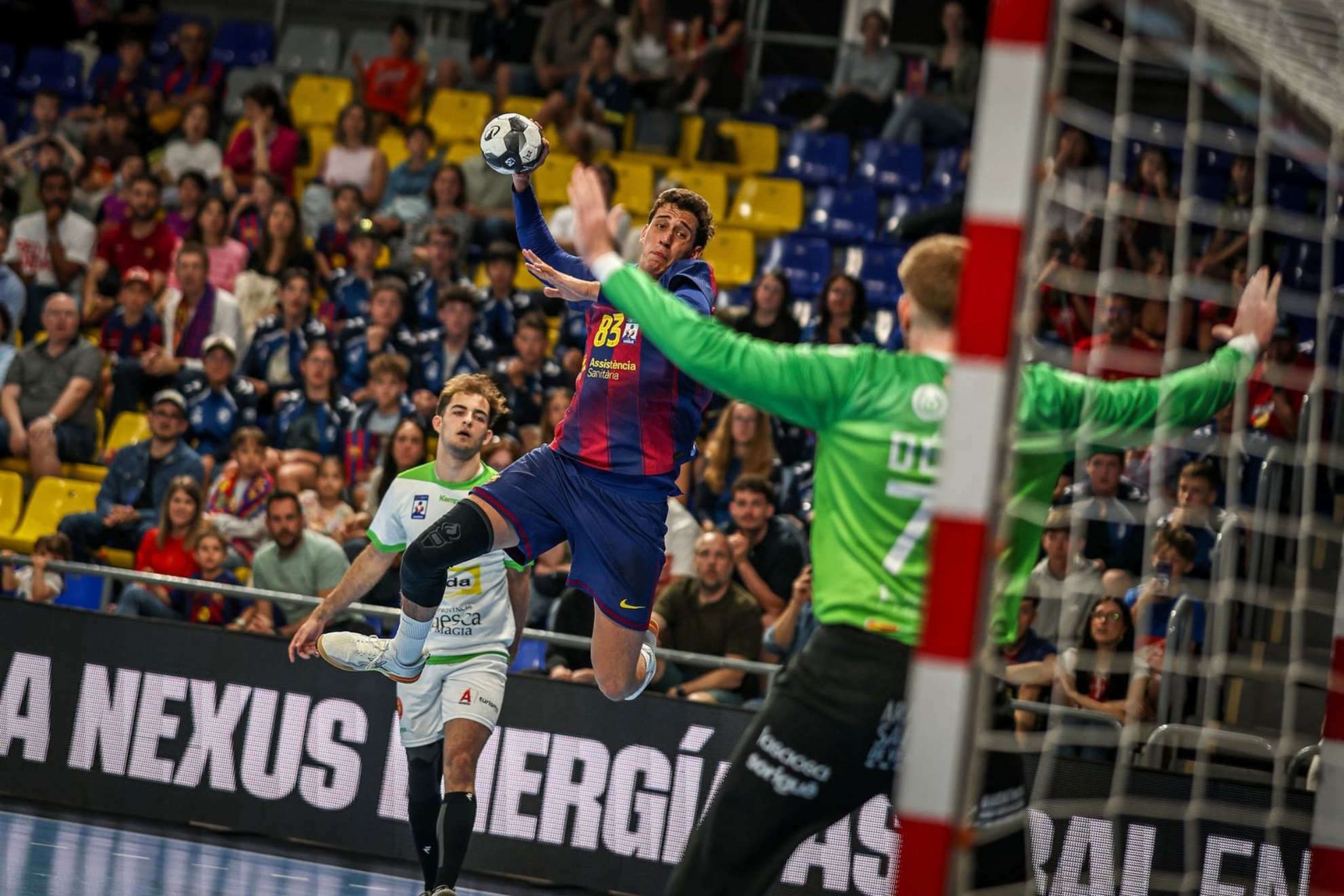El extremo del Barça Ian Barrufet lanza ante el Huesca.