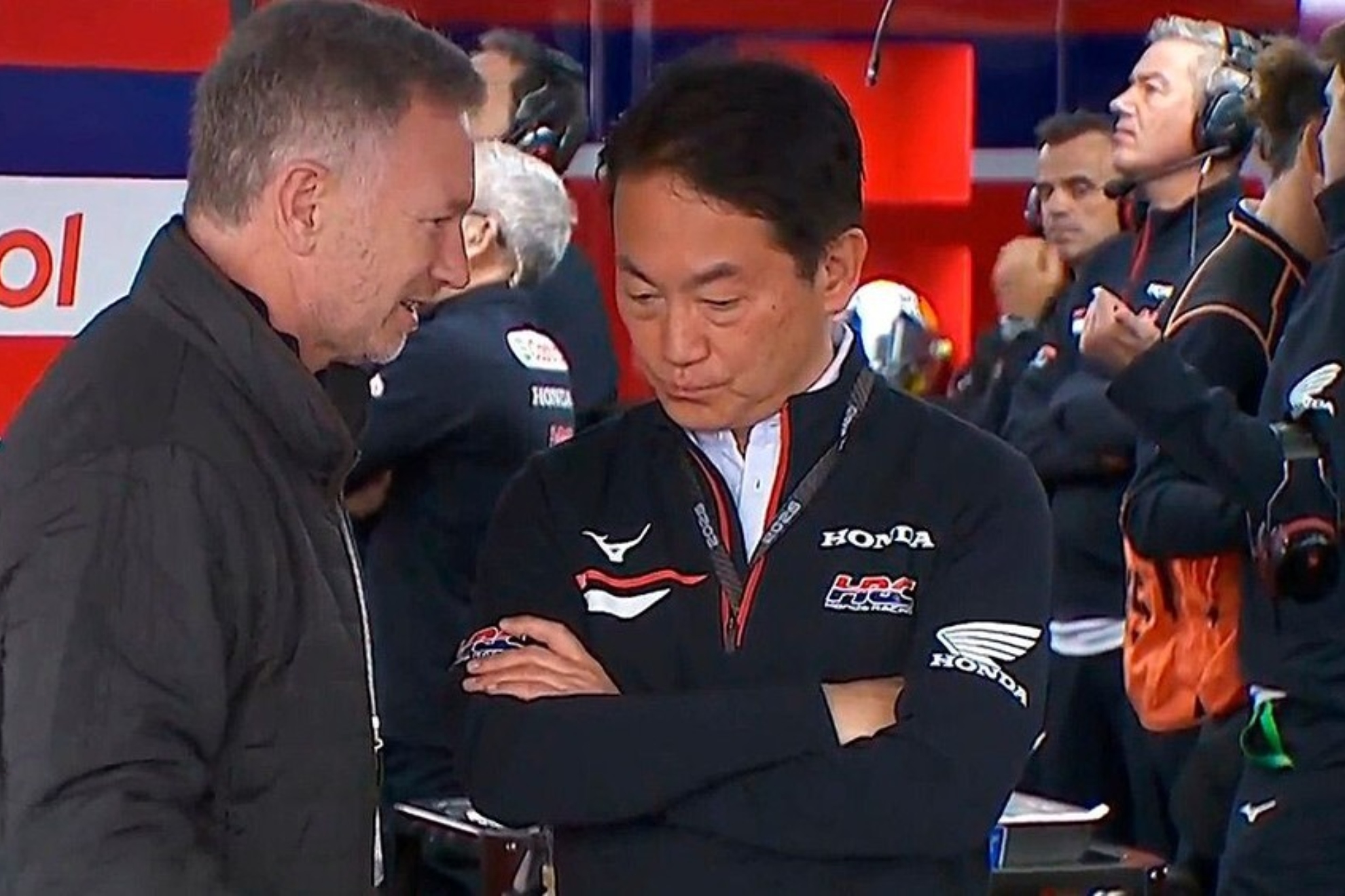 Horner, con Koji Watanabe, en el box de Honda.