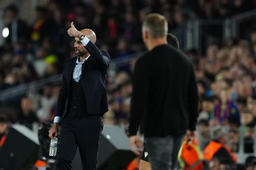 El entrenador del Celta Claudio Giráldez (i) durante el partido de la jornada 33 de LaLiga entre el Barcelona y el Celta.