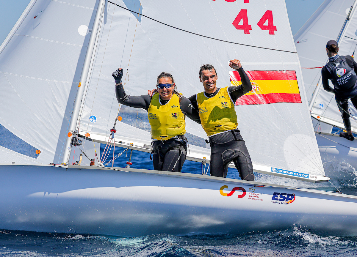 Cardona y Xammar celebran su segundo oro consecutivo en 2026. Sailing Energy / French Olympic Week Hyères - TPM