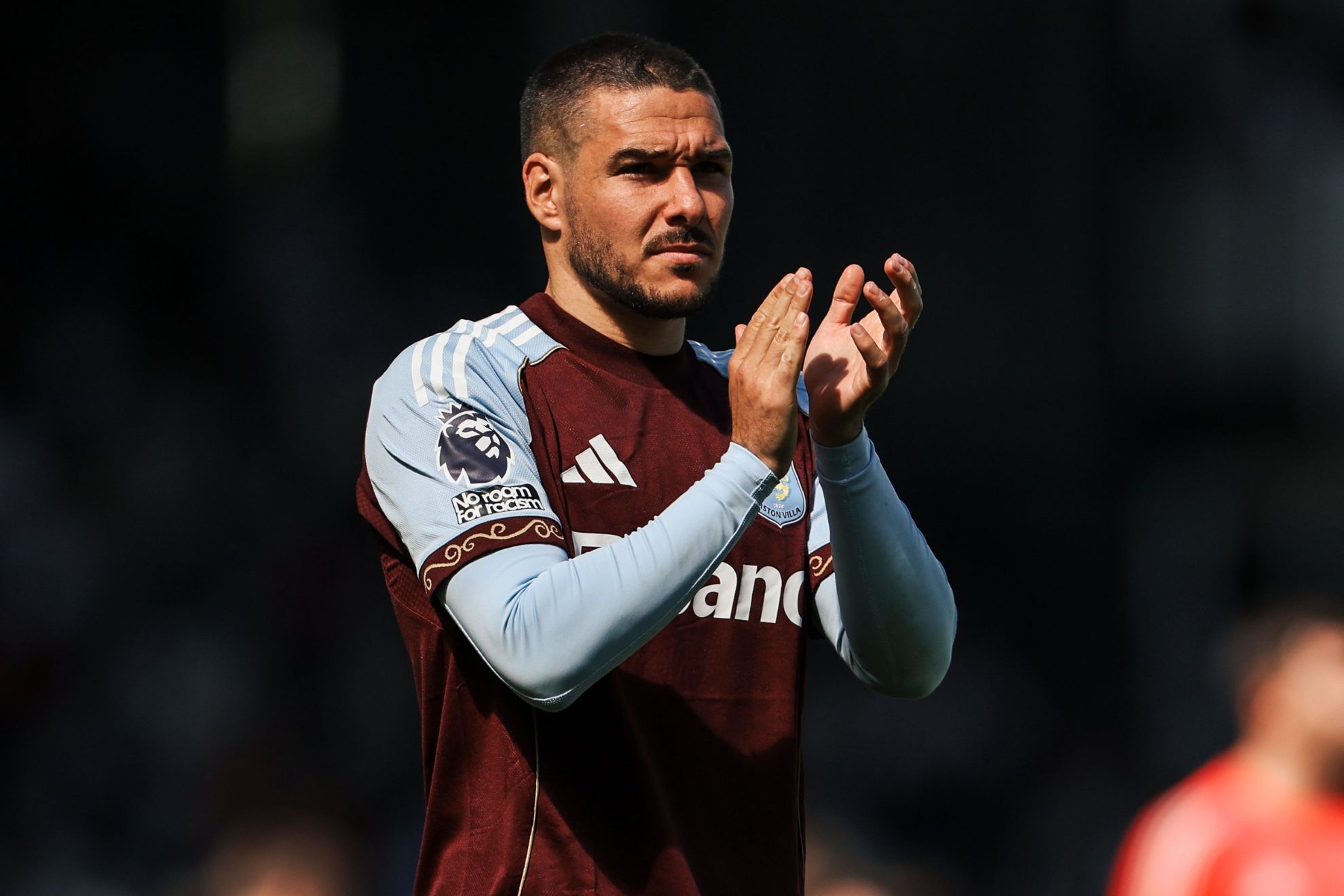 Emi Buendía aplaude a la afición del Aston Villa desplazada a Craven Cottage