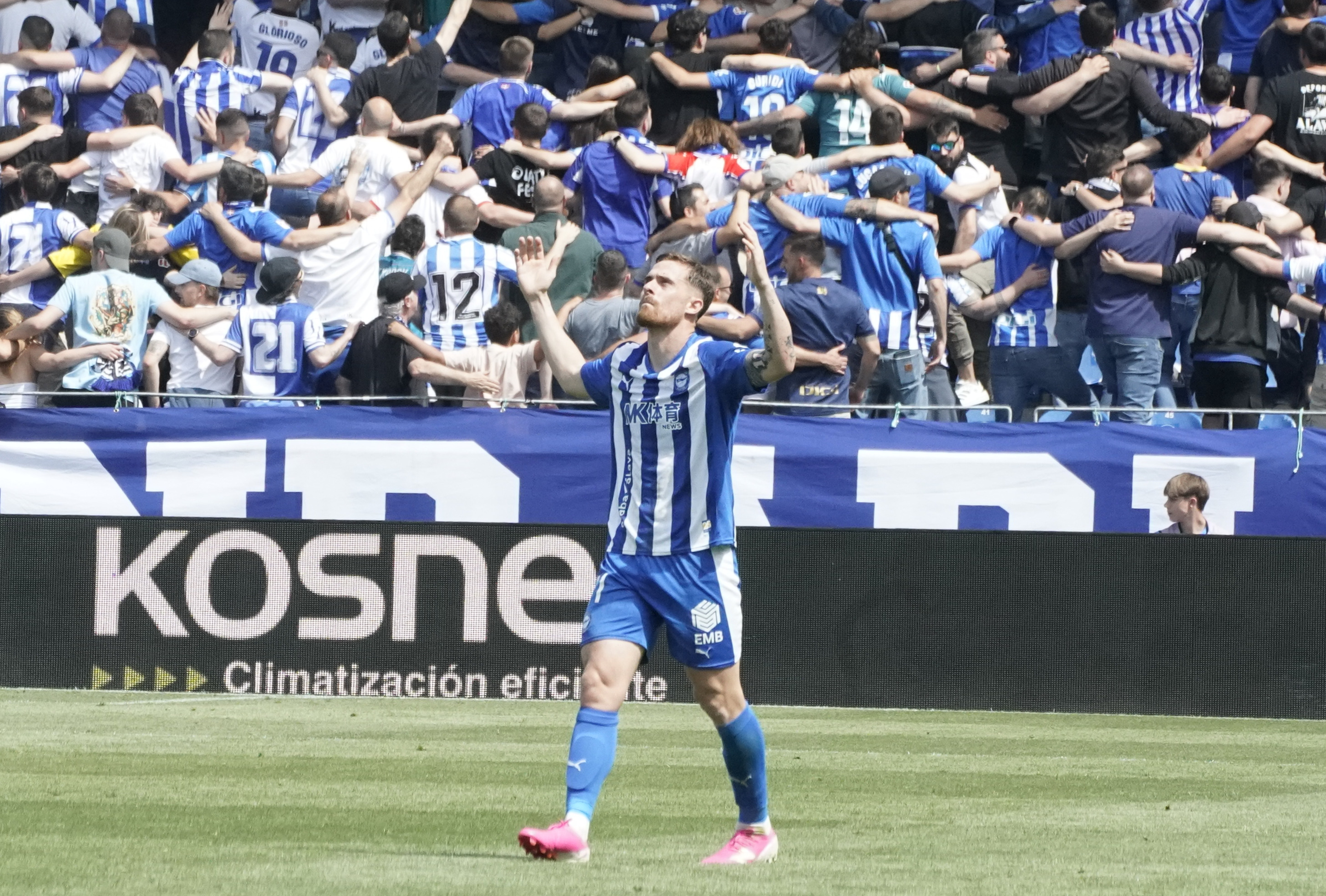 Toni Martínez celebra el doblete ante el Mallorca.
