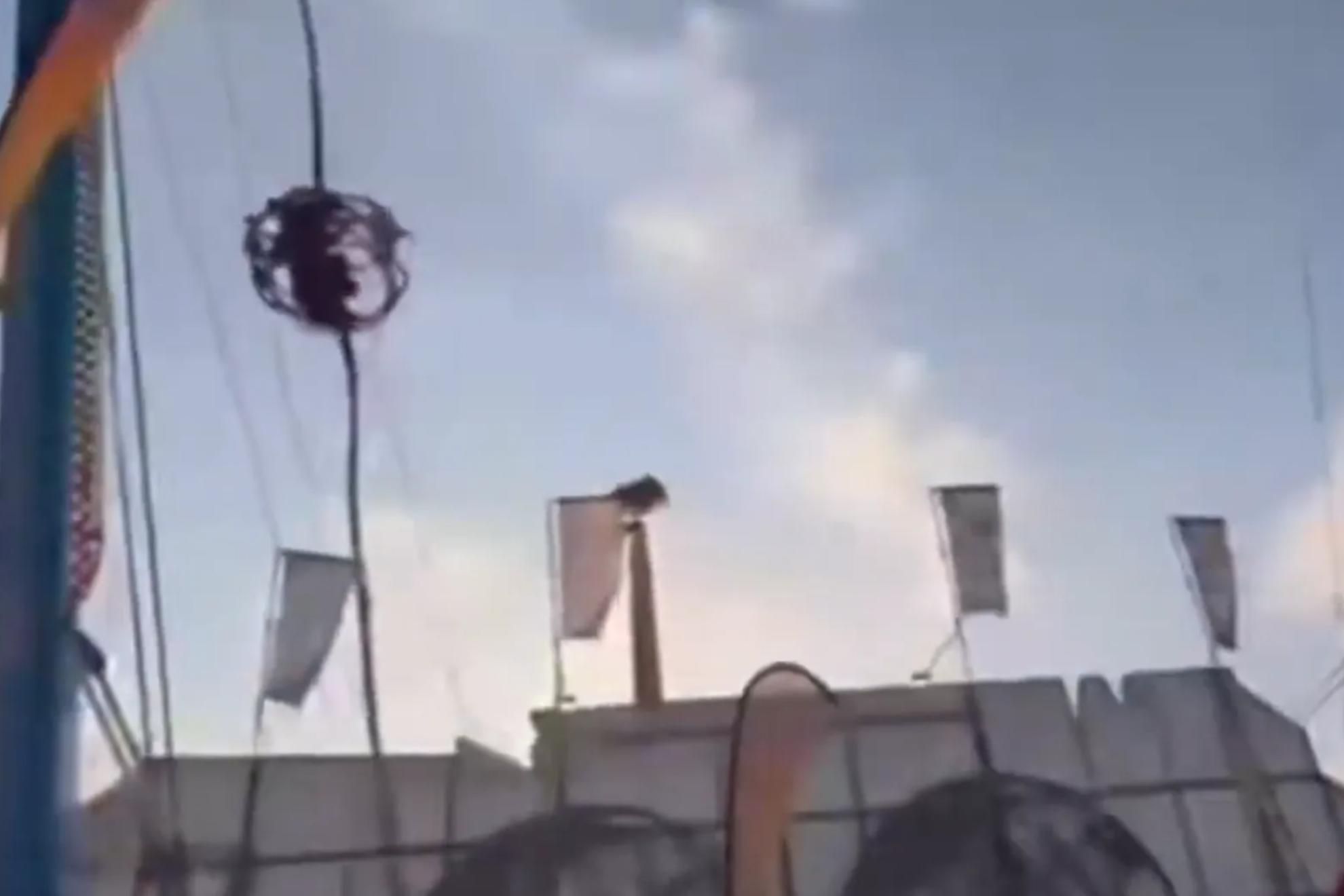 En la imagen, la cabina accidentada, suspendida en el aire en posición lateral antes de precipitarse al suelo.