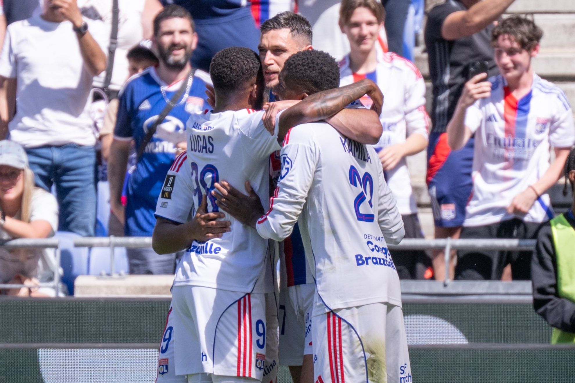 Los jugadores del Lyon celebran el primer gol de Yaremchuk