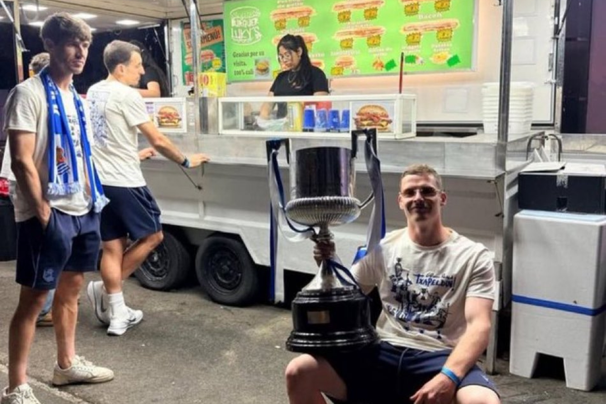 Oyarzabal pide unas hambuguesas mientras Aritz y Sergio Gómez le esperan, tras ganar la Copa.