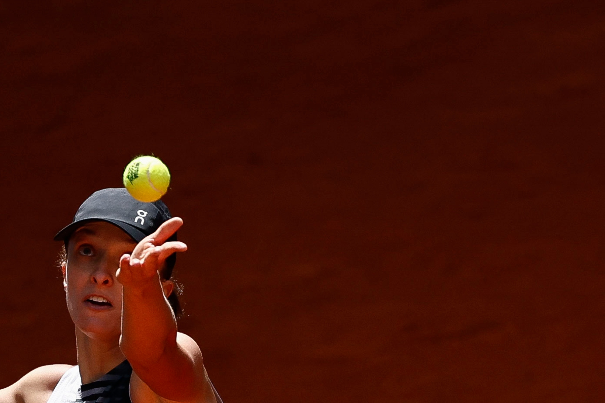 Swiatek, en el momento del saque.