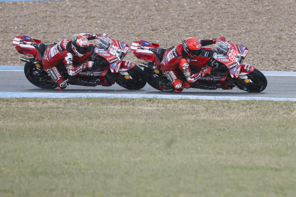 Marc Márquez pasa a Bagnaia. EFE