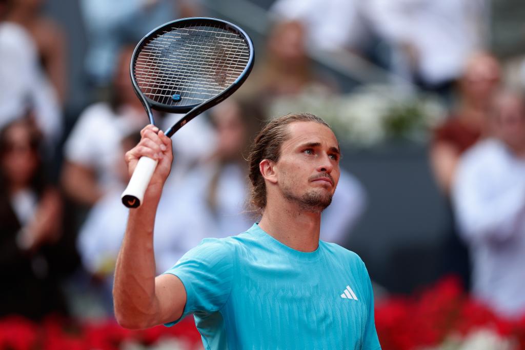 Zverev saluda tras vencer a Navone