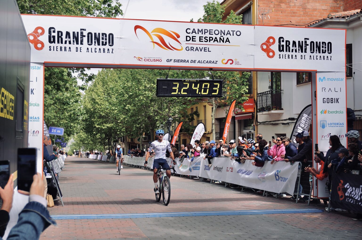 Alberto Barroso celebrates the victory at the finish line.