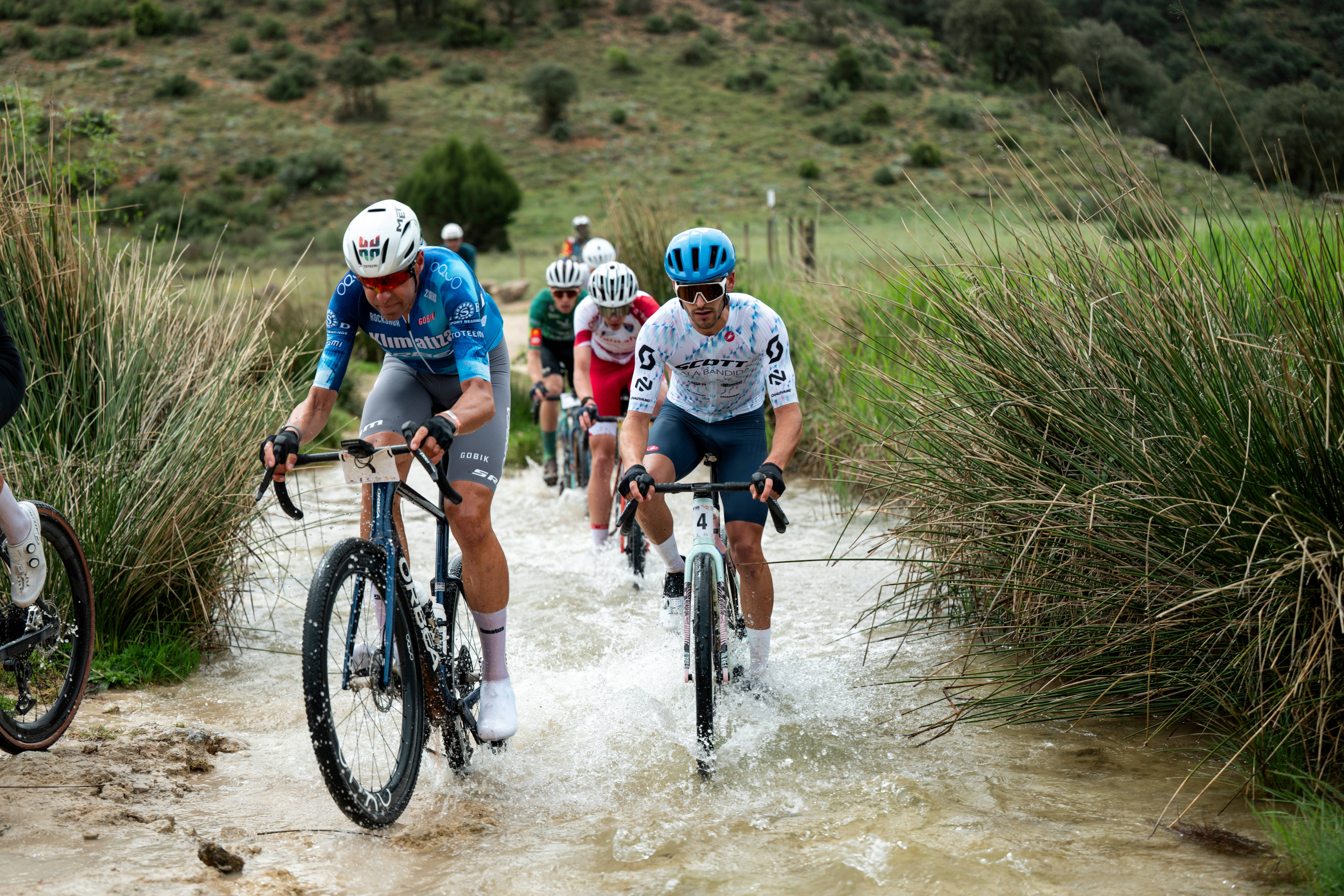The runners, during one of the gravel sections.