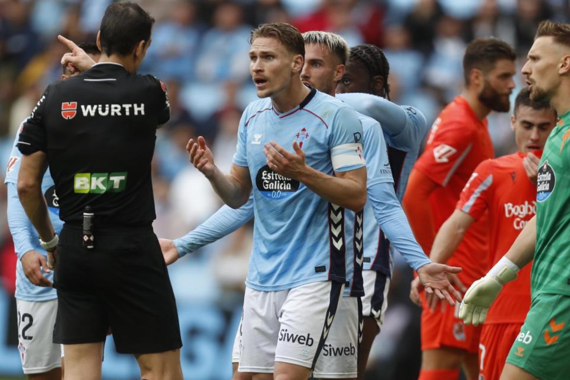 Starfelt protesta al colegiado durante un partido.
