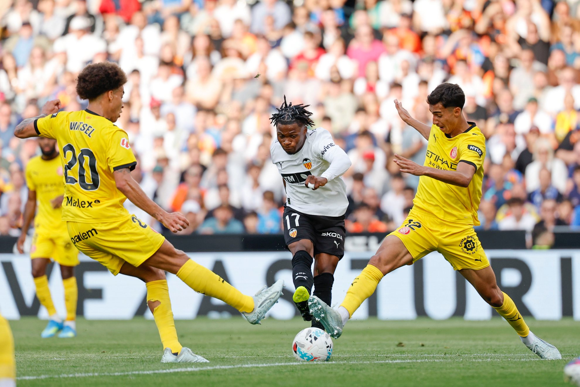 Ramazani intenta un disparo entre Witsel (dorsal 20) y Vitor Reis.