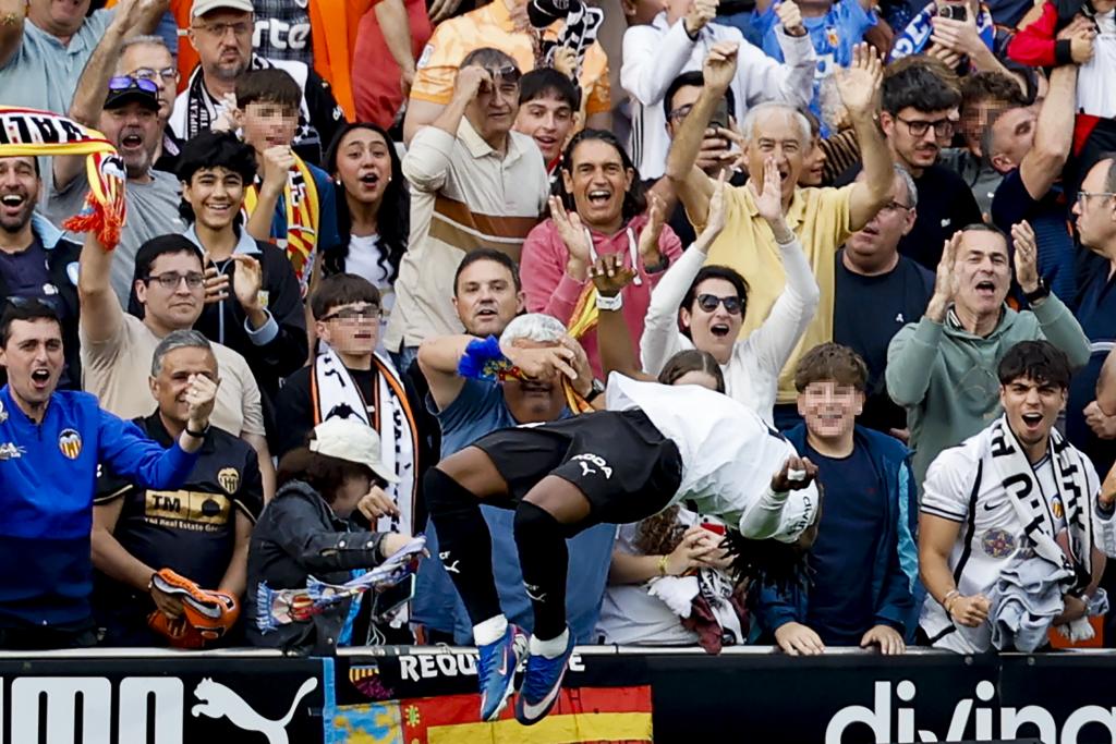 VALENCIA, 25/04/2026.- El delantero del Valencia Largie Ramazani celebra tras marcar el 1-0 durante el partido de LaLiga entre Valencia CF y Girona FC celebrado este sábado en el estadio de Mestalla, en Valencia. EFE/ Ana Escobar