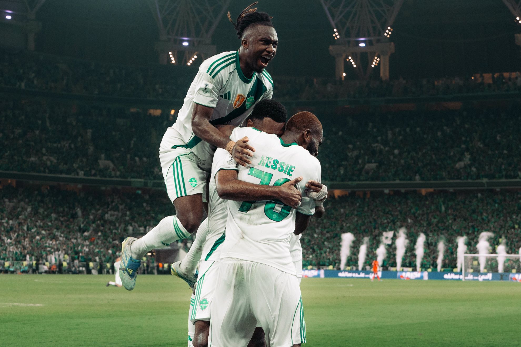 Los jugadores de Al Ahli celebran el gol de la victoria