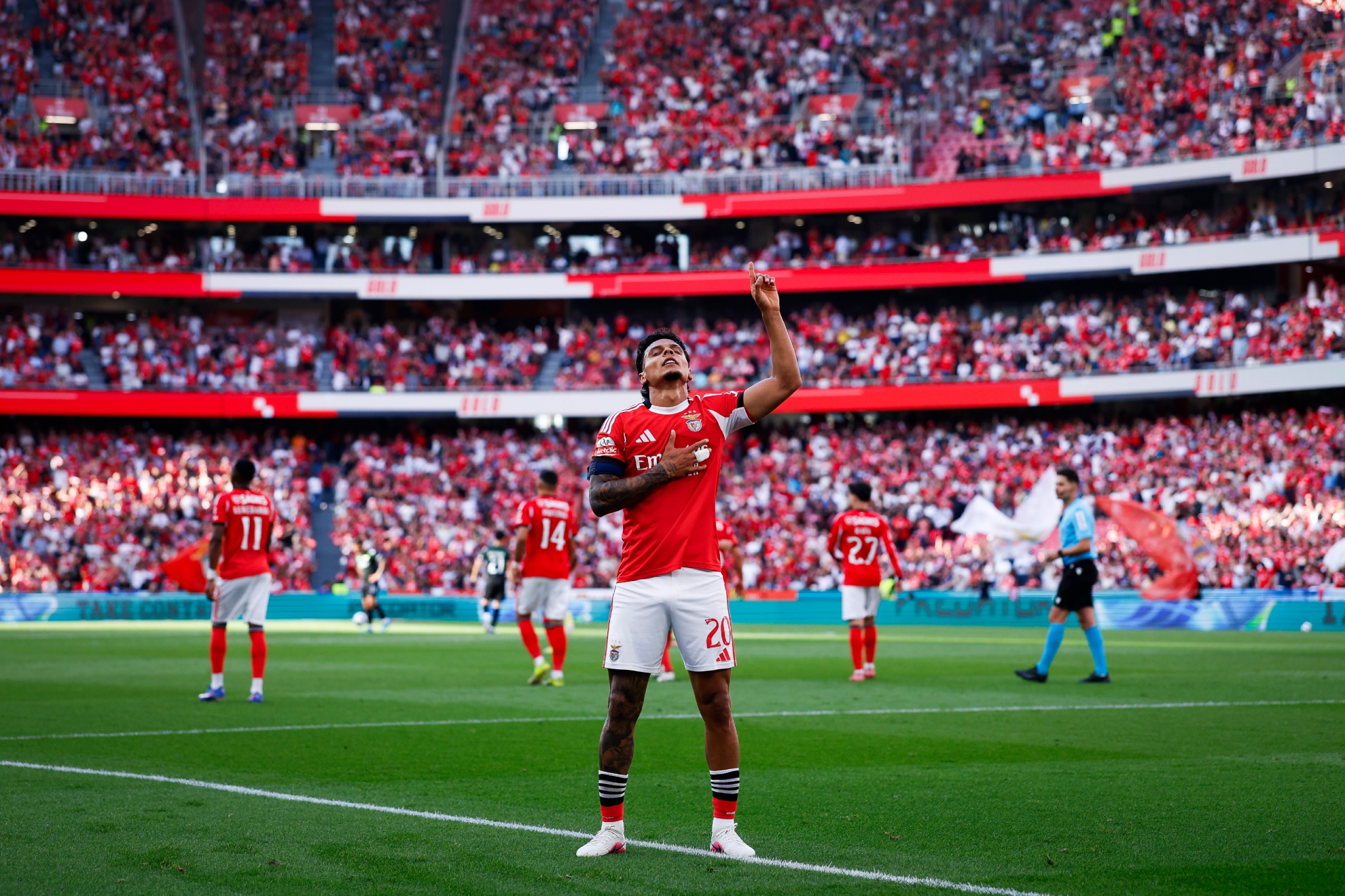 Richard Ríos celebra su gol con el Benfica.