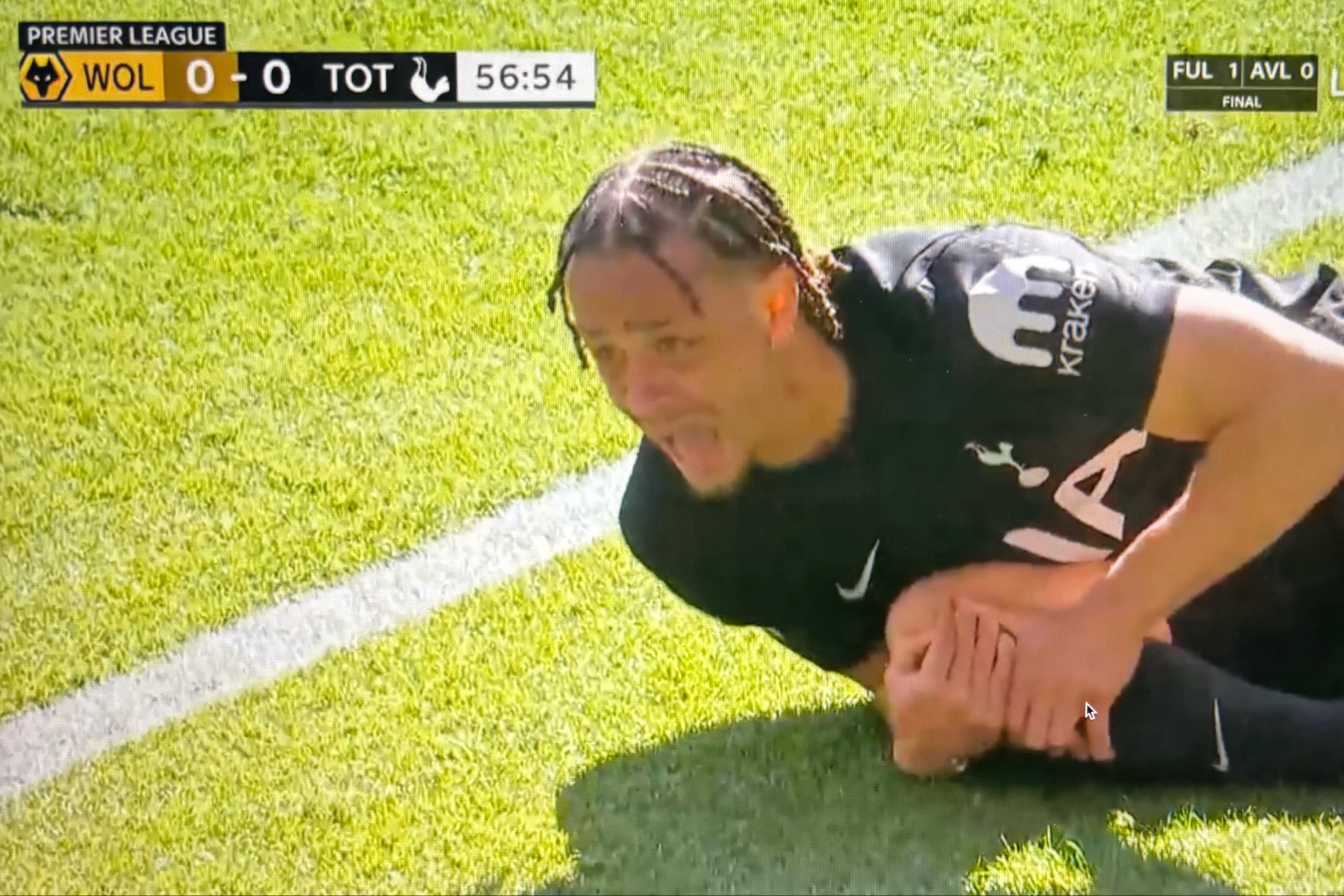 Xavi Simons, en el momento de la lesión.