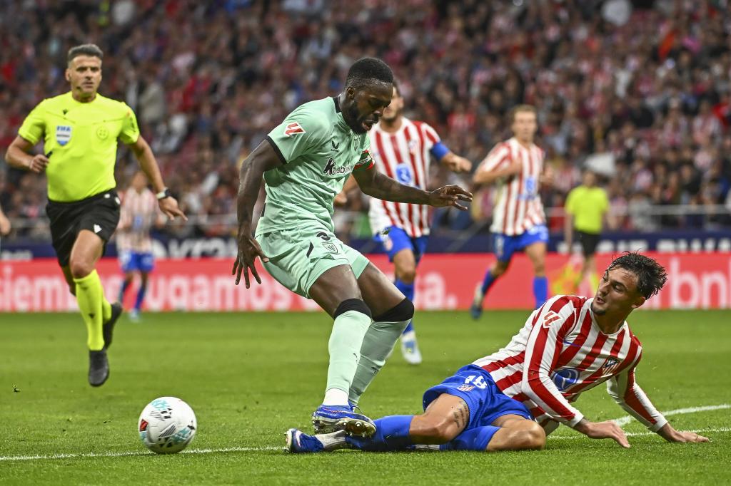 MADRID, 25/04/2026.- El defensa del Atlético de Madrid Marc Pubill (d) disputa un balón con el delantero del Athletic Iñaki Williams (i) durante el partido de la jornada 32 de LaLiga entre Atlético de Madrid y Athletic Club Bilbao, este sábado en el estadio Riyadh Air Metropolitano de Madrid. EFE/ Fernando Villar