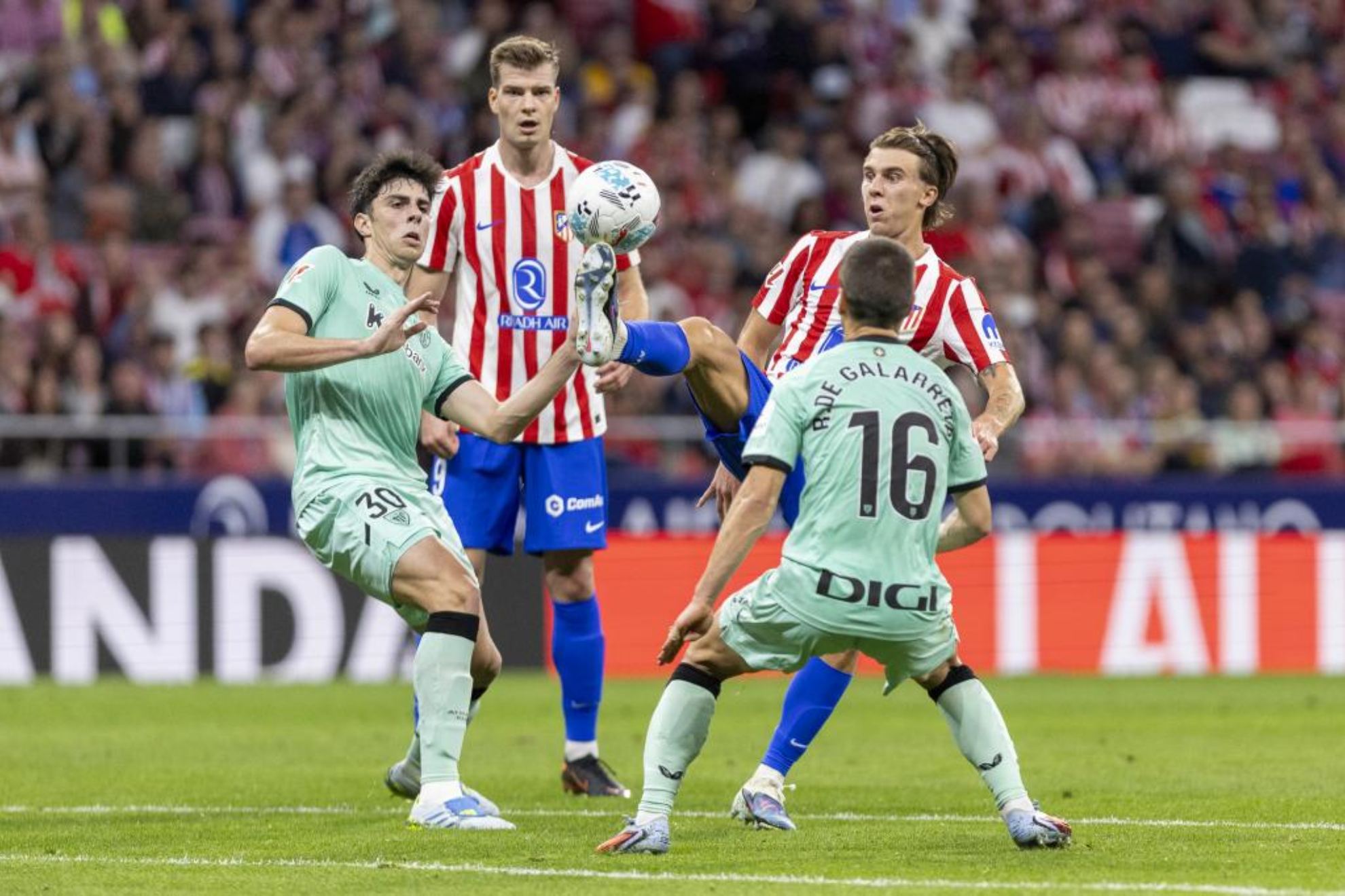 Barrios, ante el Athletic.