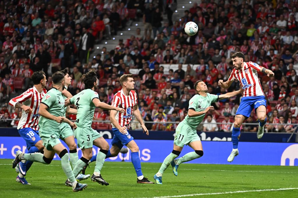 MADRID, 25/04/2026.- El defensa del Atlético de Madrid Matteo Ruggeri (d) disputa un balón con el delantero del Athletic Gorka Guruzeta (2d) durante el partido de la jornada 32 de LaLiga entre Atlético de Madrid y Athletic Club Bilbao, este sábado en el estadio Riyadh Air Metropolitano de Madrid. EFE/ Fernando Villar