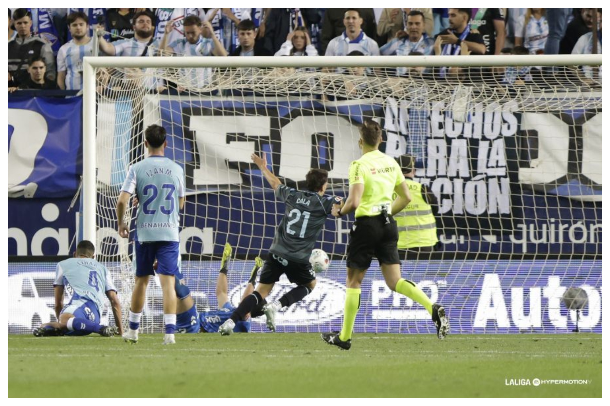 Cala celebra uno de sus tres goles en La Rosaleda