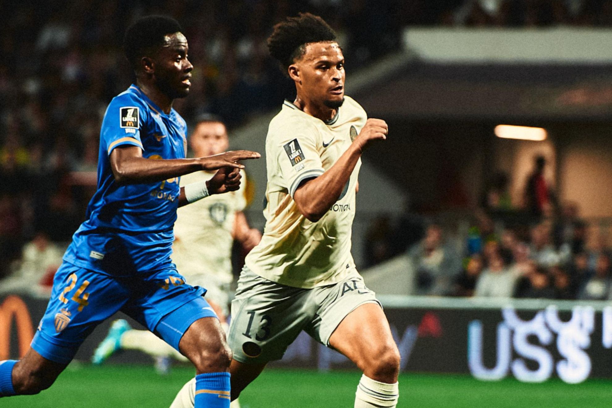 Adingra pelea un balón con Russell-Rowe