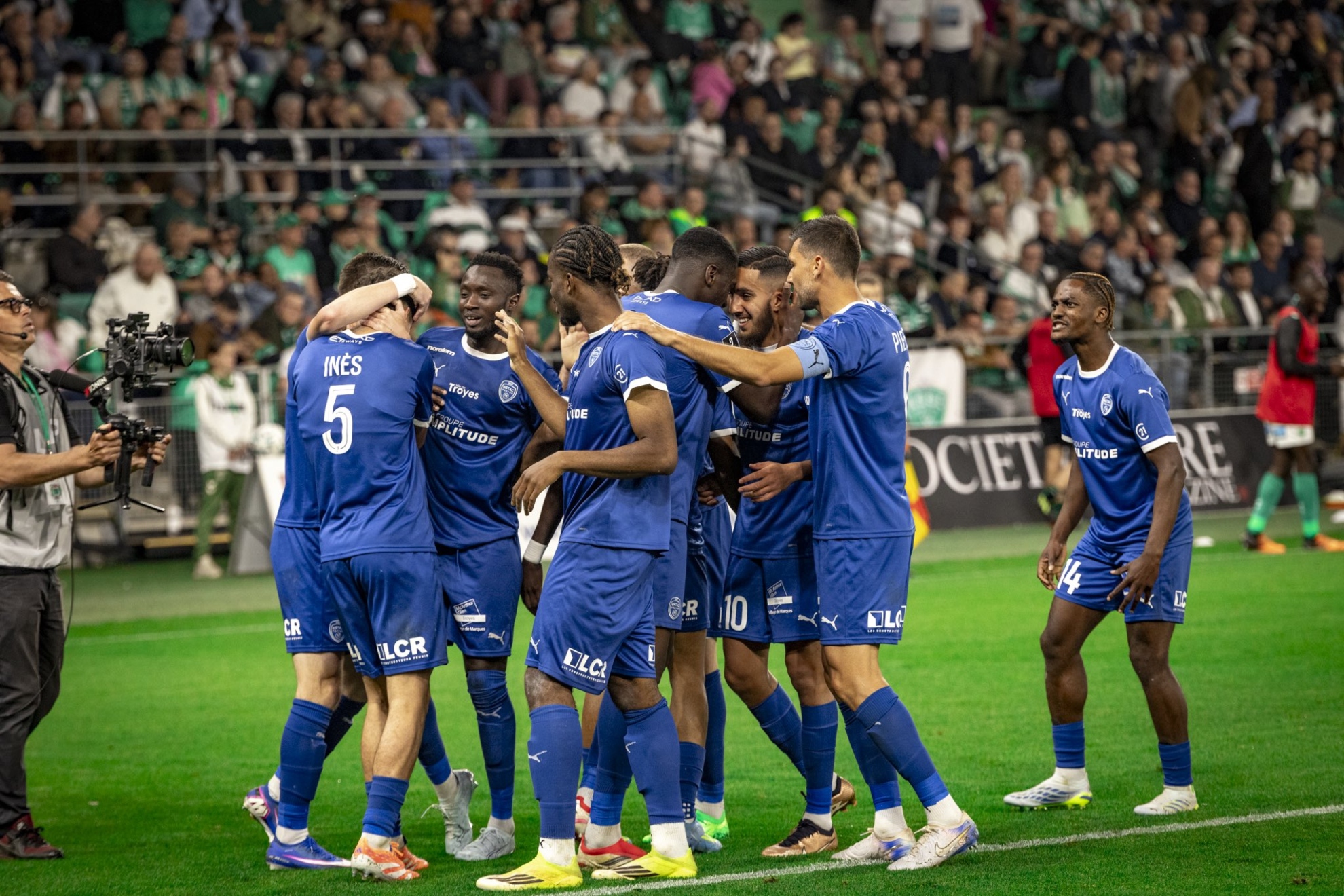 Los jugadores del Troyes celebran uno de los goles ante el St. Etienne.