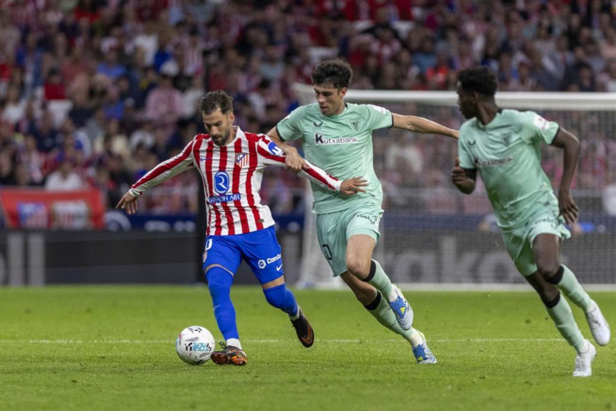 Baena, ante el Athletic.