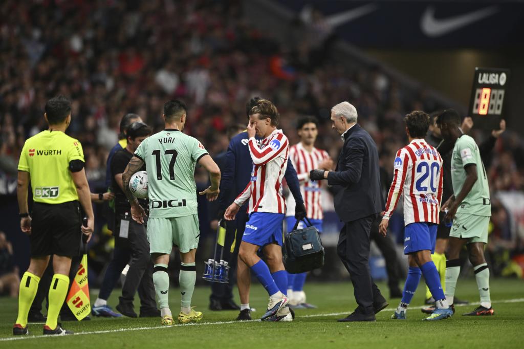 MADRID, SPAIN - APRIL 25: Pablo Barrios of Atletico de Madrid reacts after suffering an injury and subsequently being substituted off during the LaLiga EA Sports match between Atletico de Madrid and Athletic Club at Riyadh Air Metropolitano on April 25, 2026 in Madrid, Spain. (Photo by Denis Doyle/Getty Images)