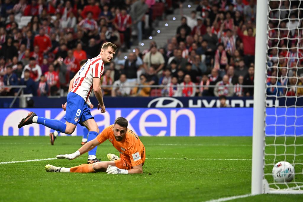 MADRID, 25/04/2026.- El delantero del Atlético de Madrid Alexander Sørloth (i) marca el 2-1 durante el partido de la jornada 32 de LaLiga entre Atlético de Madrid y Athletic Club Bilbao, este sábado en el estadio Riyadh Air Metropolitano de Madrid. EFE/ Fernando Villar