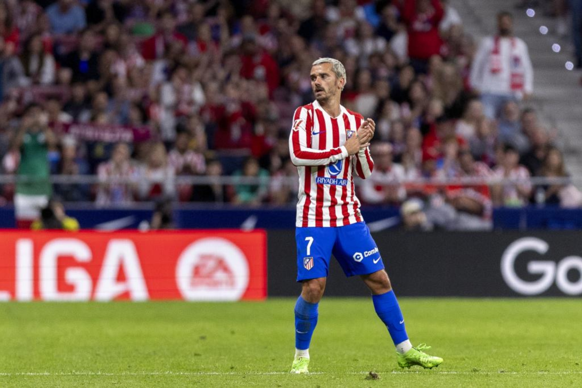 Griezmann aplaude en un momento del encuentro contra el Athletic.