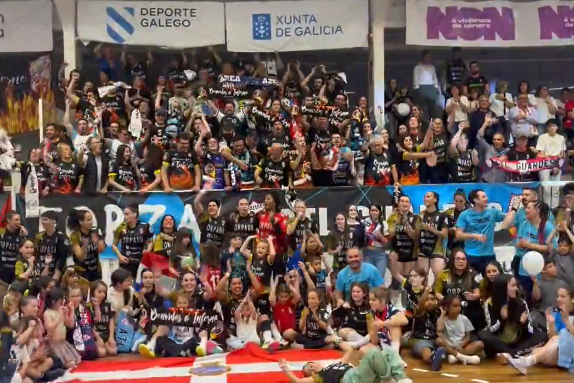 El Atlético Guardés celebra su triunfo con su afición.