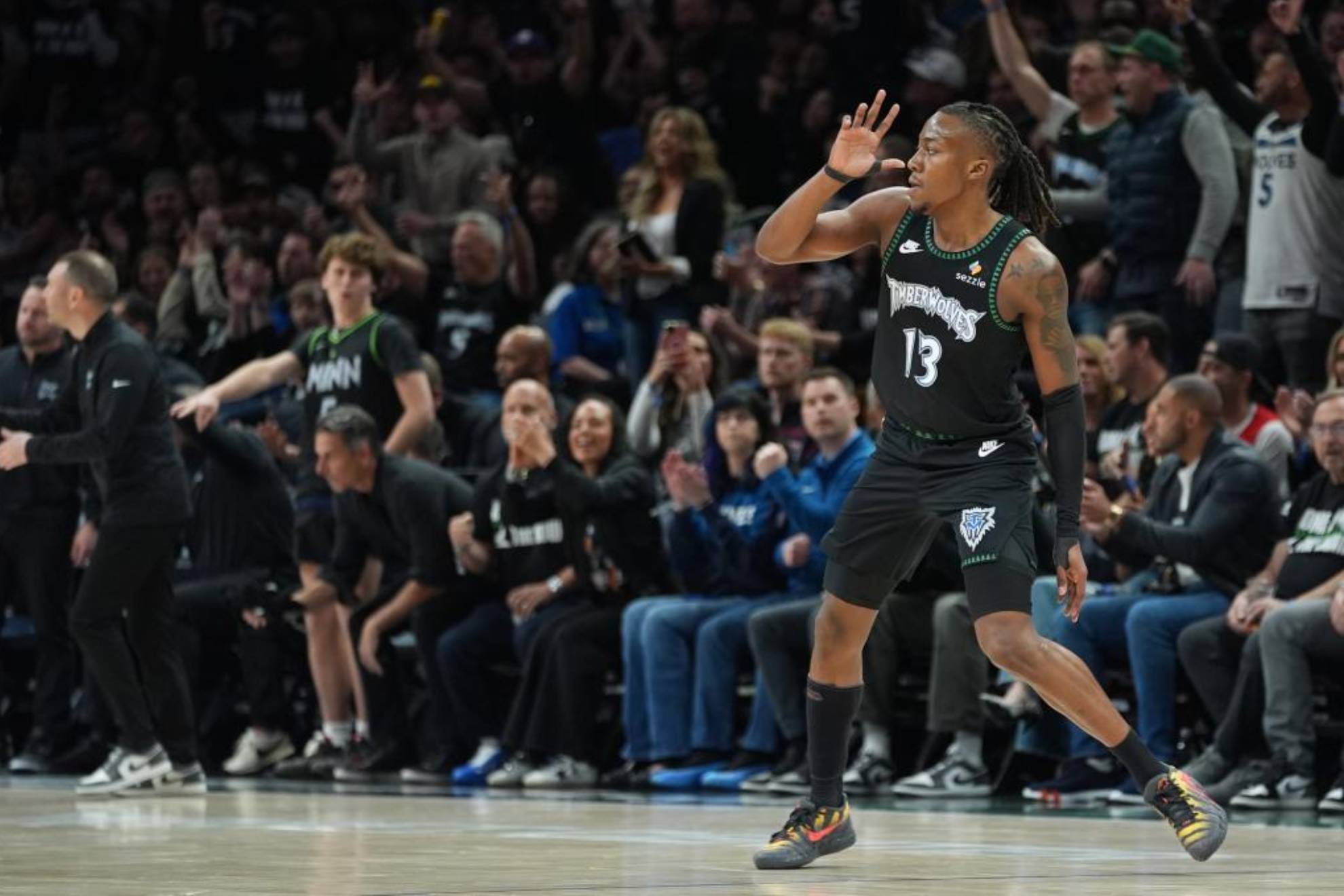 Ayo Dosunmu brilló con 43 puntos.