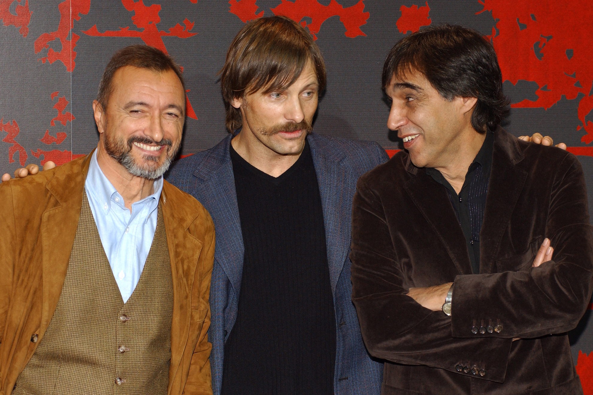 Arturo Pérez Reverte, Viggo Mortensen y el director Agustín Dias Yanes.