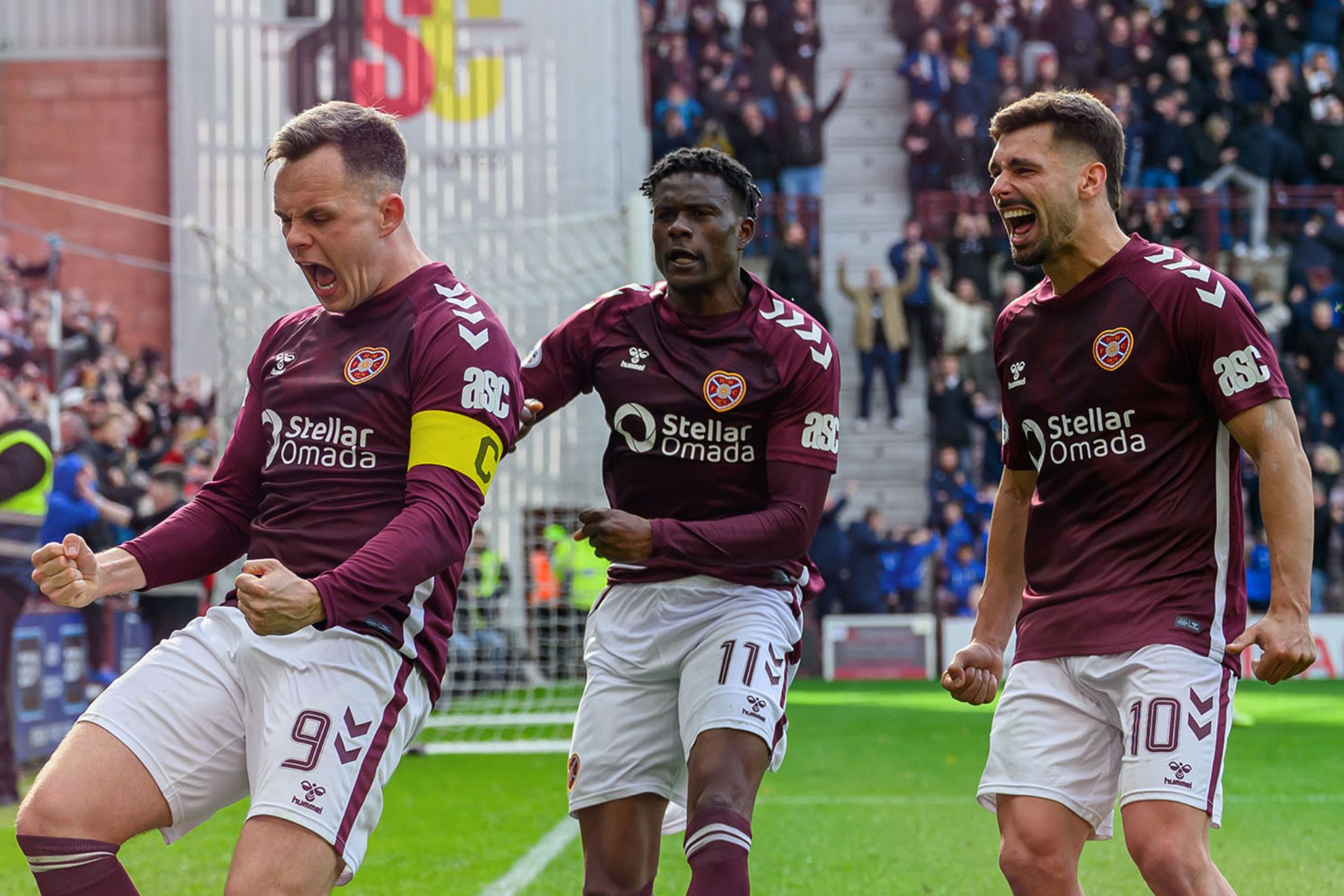 Los jugadores del Hearts celebran un gol