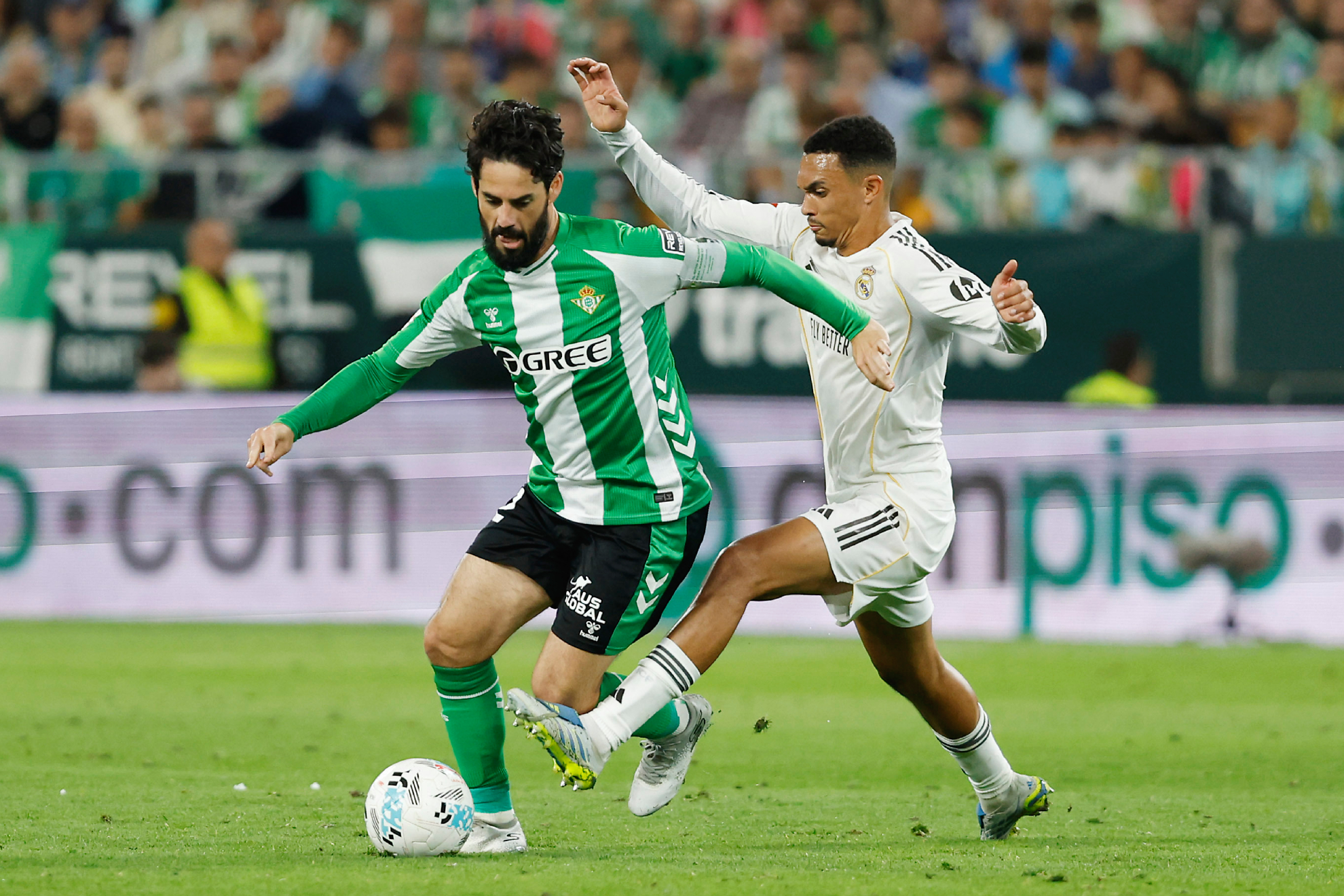 Isco, ante Trent el pasado viernes