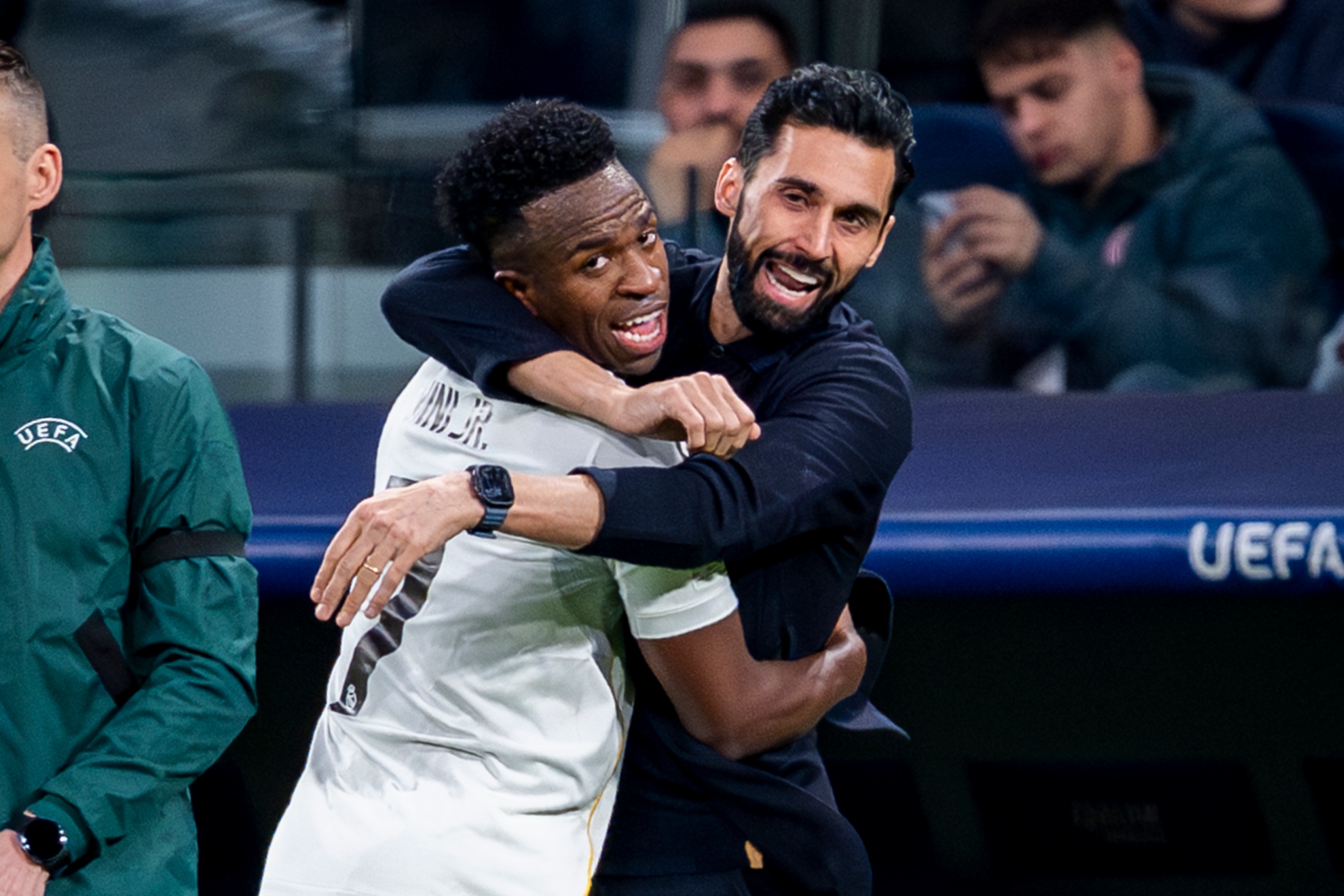 Vinicius y Arbeloa se abrazan durante el partido del Madrid ante el Mónaco.