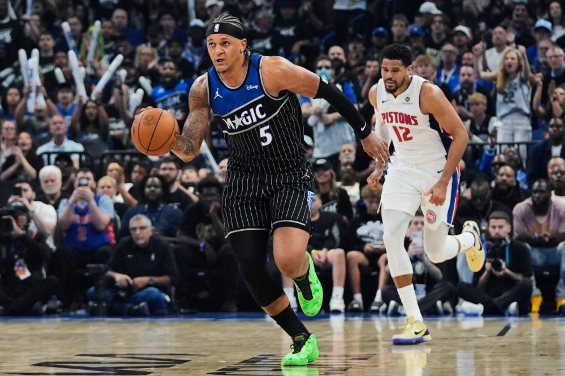 Paolo Banchero corre hacia canasta con Tobias Harris de fondo.