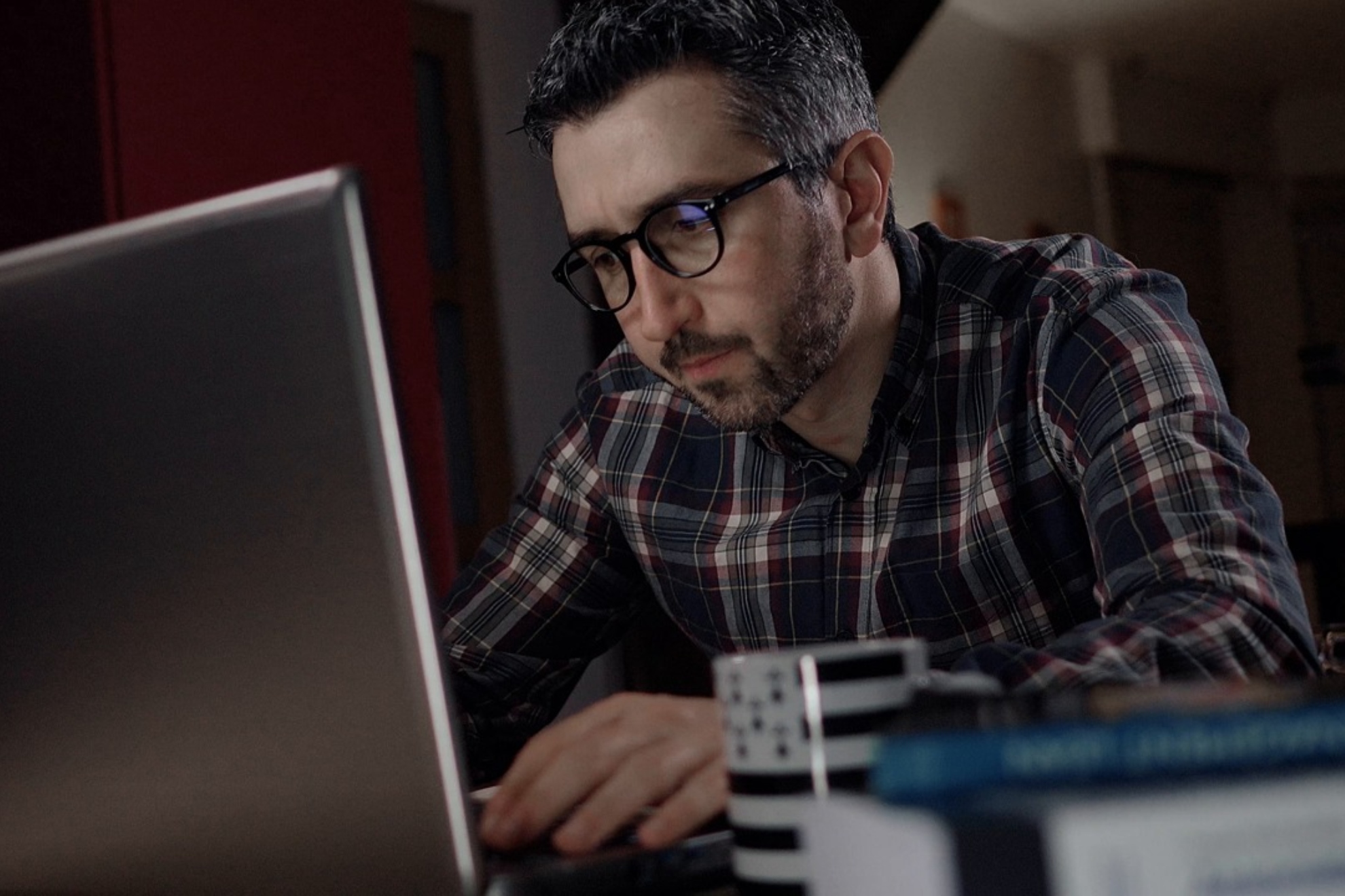 Imagen de recurso de una persona usando un ordenador.