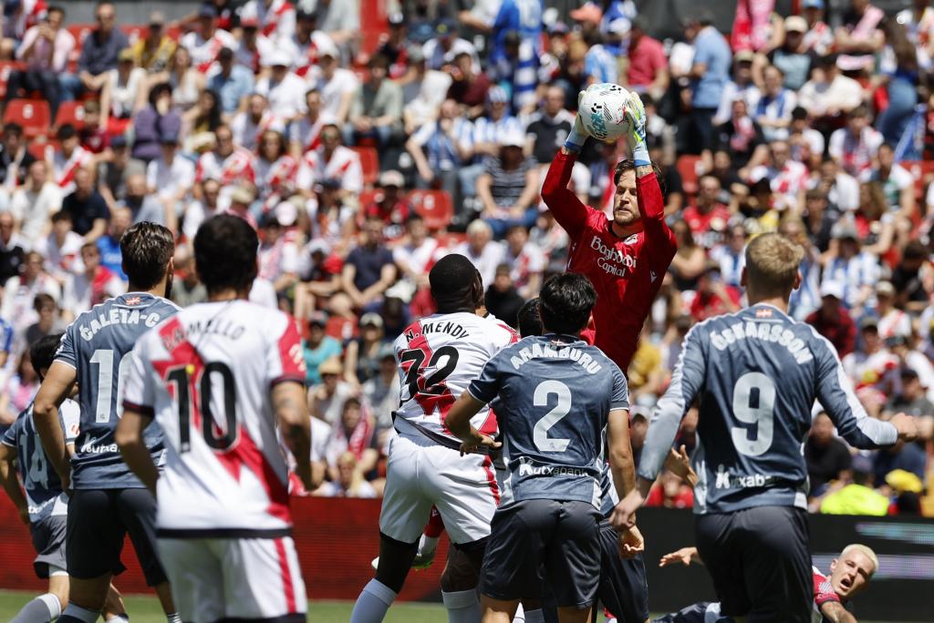 MADRID, 26/04/2026.- El portero de la Real Sociedad Daniel Álex Remiro (c, arriba) para el balón durante el partido de LaLiga entre el Rayo Vallecano y la Real Sociedad celebrado en el estadio de Vallecas enMadrid, este domingo. EFE/Mariscal