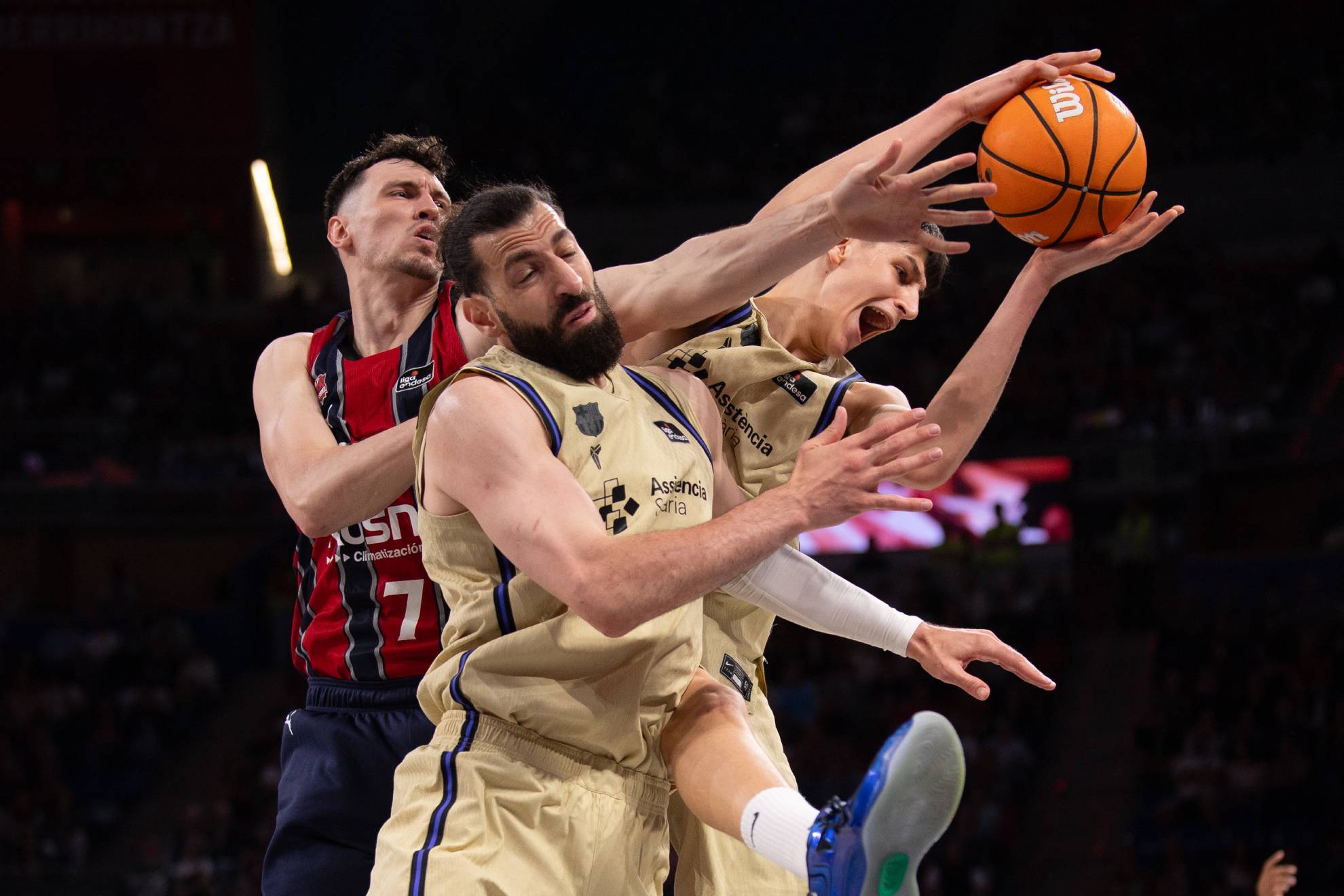 Tornike Shengelia disputa un rebote con Rodions Kurucs.