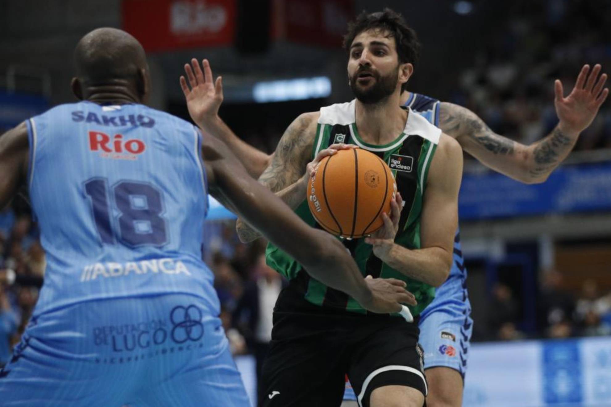Ricky Rubio intenta penetrar a canasta durante el partido.