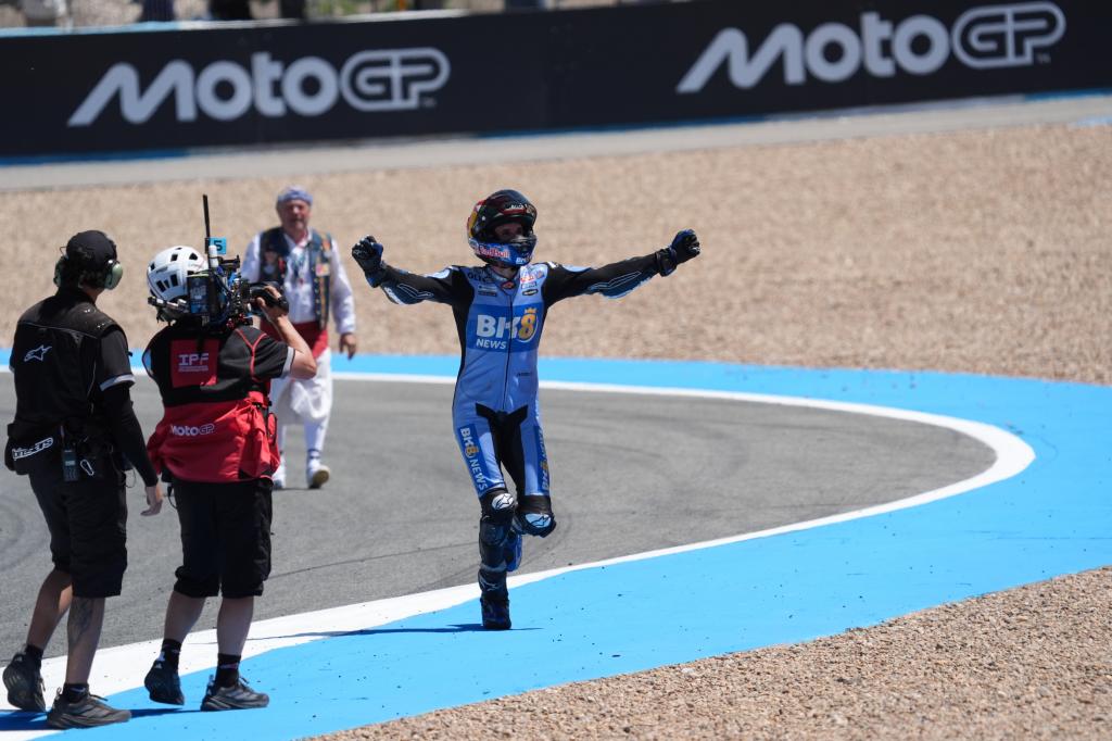 JEREZ DE LA FRONTERA (CÁDIZ), 26/04/2026.- El piloto español de MotoGP Álex Márquez, BK8 Gresini Racing MotoGP, celebra su victoria tras la carrera de motoGP del Gran Premio de España de Motociclismo de 2026 celebrado en el circuito de Jerez-Angel Nieto en Jerez de la Frontera. EFE/Roman Rios