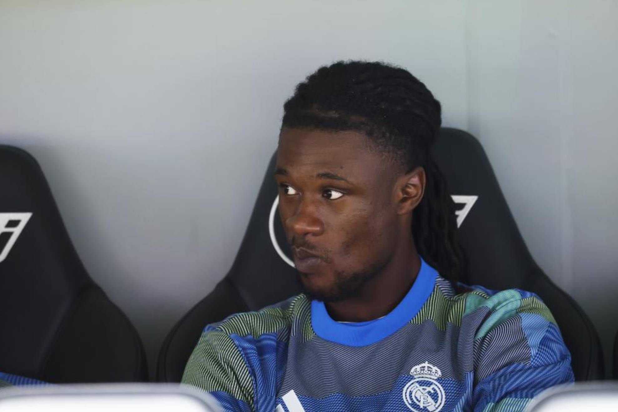 Camavinga, en el banquillo del Bernabéu en el partido ante el Alavés.