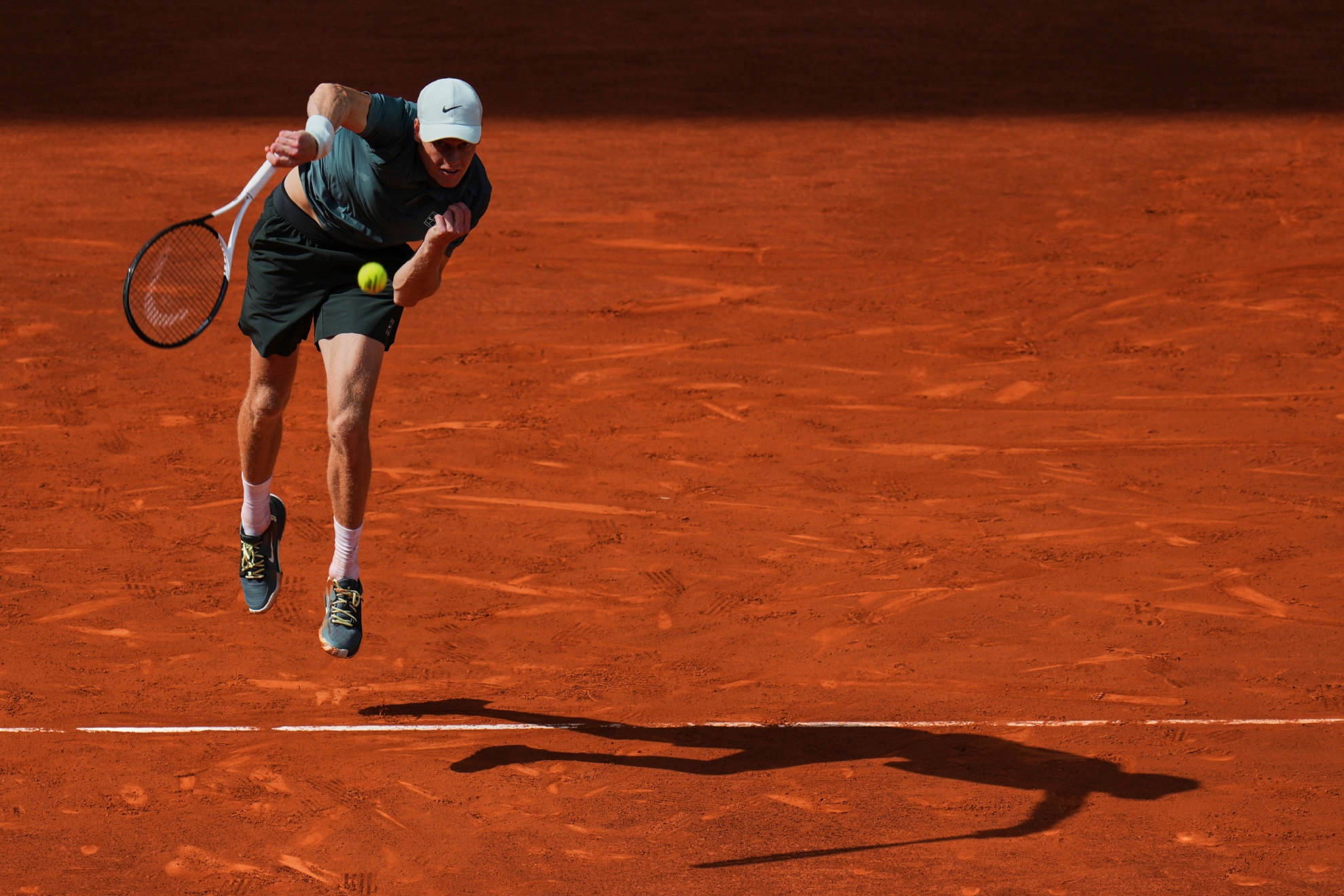 Sinner, en el momento del saque.