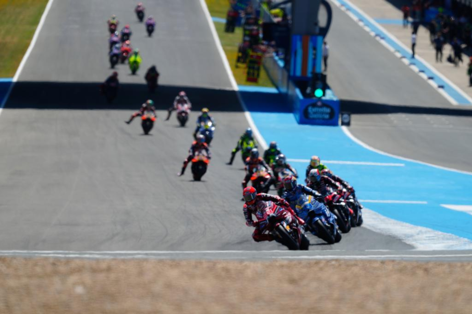 Marc Márquez lidera en la primera curva, en Jerez.