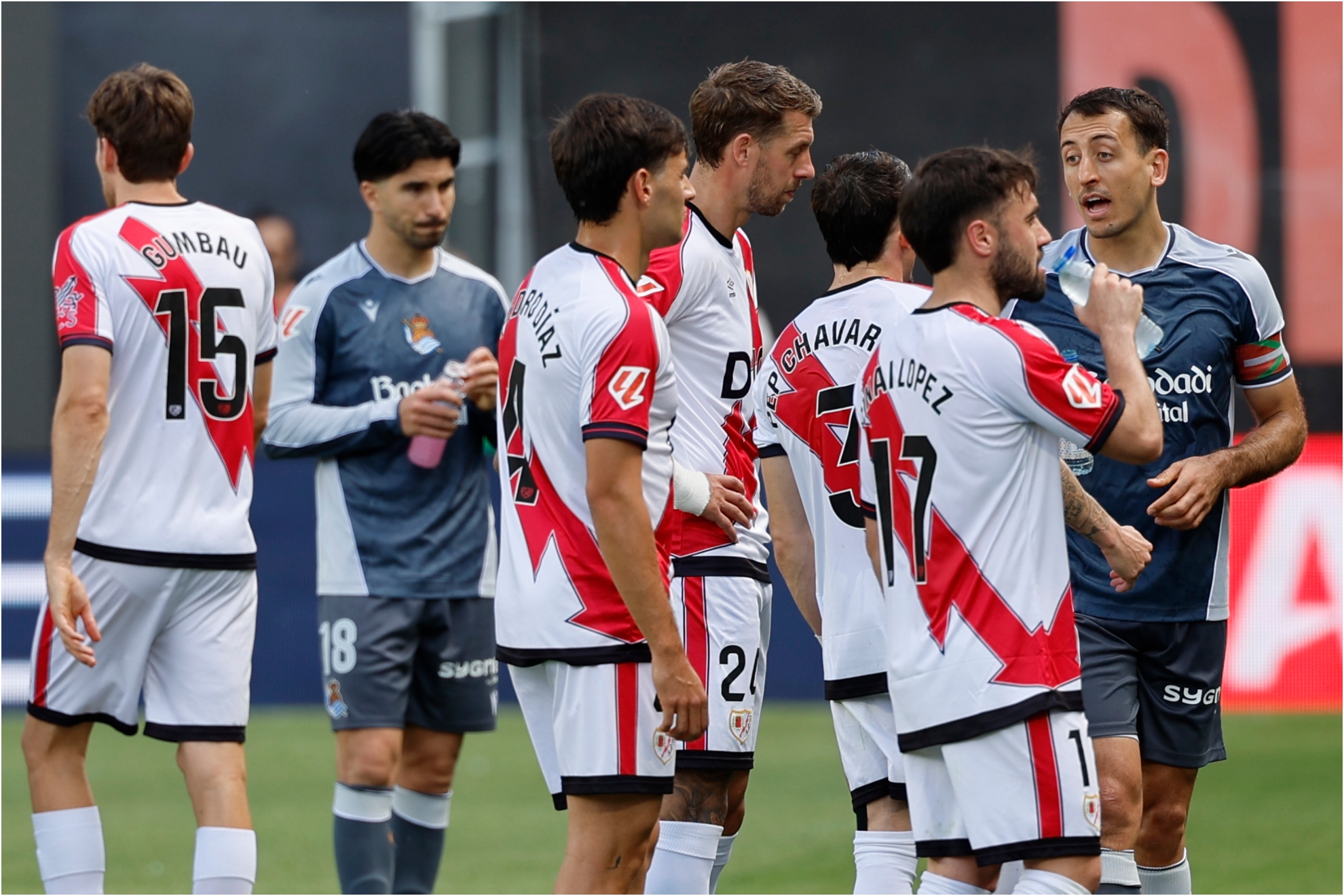 Oyarzabal a la derecha de la imagen hablando con los jugadores del Rayo.