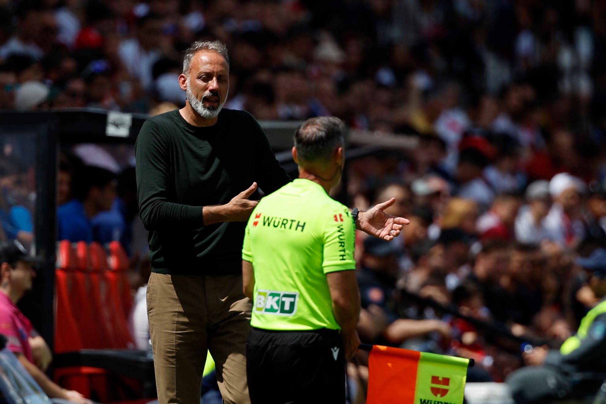 Pellegrino Matarazzo se dirige a un juez de línea en Vallecas.