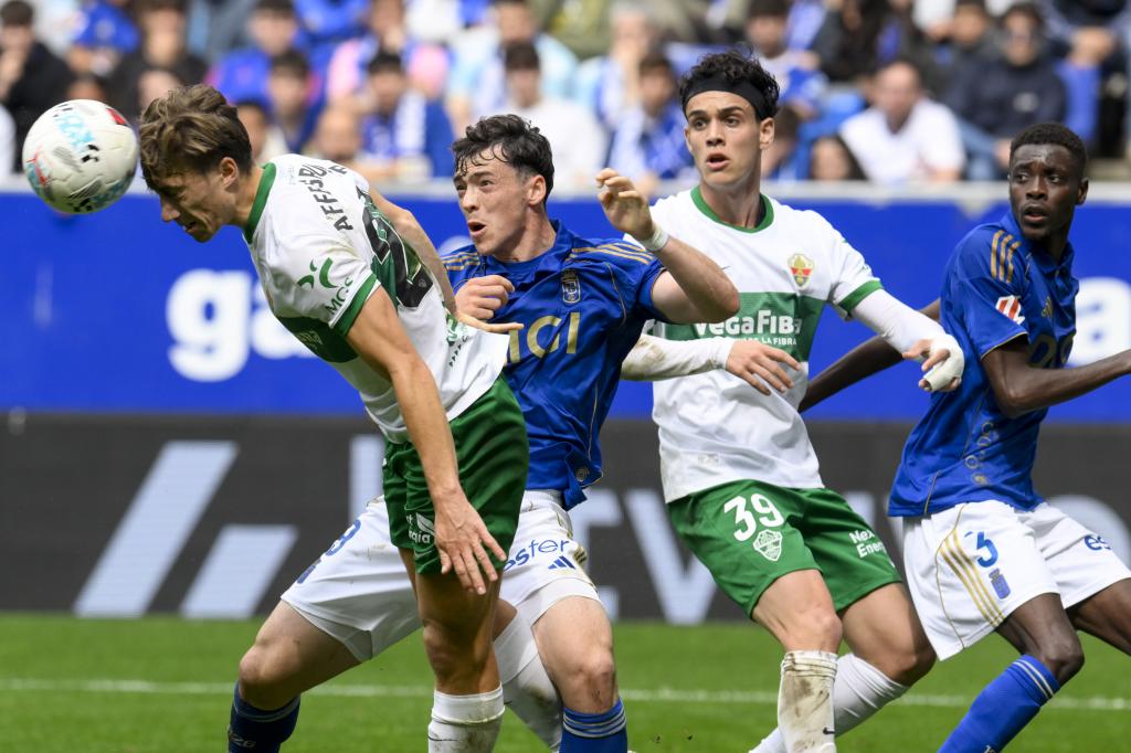 OVIEDO (ESPAÑA), 26/04/2026.- El defensa del Elche, David Affengruber (i) despeja la pelota ante la presencia del delantero Federico Viñas (2i) del Real Oviedo durante el partido de LaLiga entre el Real Oviedo y el Elche disputado este domingo en el estadio Carlos Tartiere de Oviedo. EFE/ Eloy Alonso