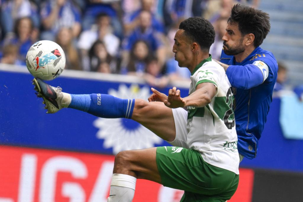 OVIEDO (ESPAÑA), 26/04/2026.- El delnatero del Elche, Álvaro Rodríguez (i) durante el partido de LaLiga entre el Real Oviedo y el Elche disputado este domingo en el estadio Carlos Tartiere de Oviedo. EFE/ Eloy Alonso